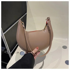 New Fashionable High-end Moon-shaped Baseball Bag Showing